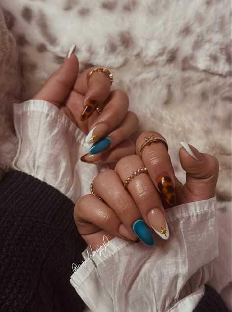 Tortoise shell, turquoise aura, and french nails Teal Western Nails, Tortious Nails, Western Turquoise Nails, Tx Outfits, Turquoise Aura, Wicked Nails, Shell Nails, Fall Nail Inspo, Western Nails