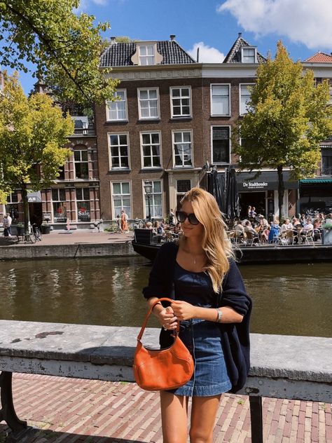 #amsterdam #dutchgirl #fashionstyle #amsterdamfashion #travel #eurosummer Amsterdam Fashion Summer, Amsterdam Girls, Trip Outfit Summer, Amsterdam Pictures, Amsterdam Outfit, Amsterdam Photos, Amsterdam Fashion, European Outfit, Europe Aesthetic