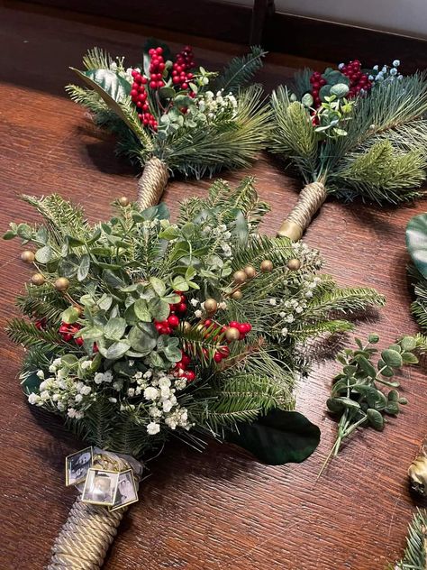 Christmas Tree Wedding Decor, Winter Wedding Themes, Winter Wedding Flowers Bouquets, Small Winter Wedding, Diy Christmas Wedding, Christmas Wedding Bouquets, Christmas Wedding Flowers, Christmas Wedding Themes, Winter Bridal Bouquets