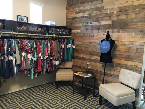 Garage Boutique, Lularoe Room, Small Business From Home, Shop Inspiration, Boutique Ideas, Shop House Ideas, Garage Makeover, Online Selling, Hen House