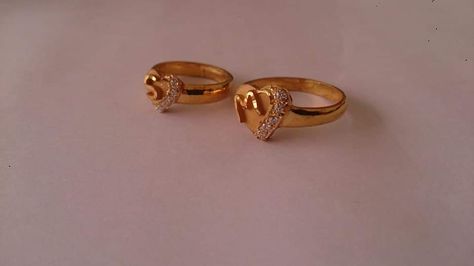 Copul Rings Design, Couple Rings Gold, Couple Ring Design, Gold Jewels Design, New Gold Jewellery Designs, Modern Gold Jewelry, Pearl Jewelry Design, Gold Chain Design, Gold Bridal Jewellery Sets