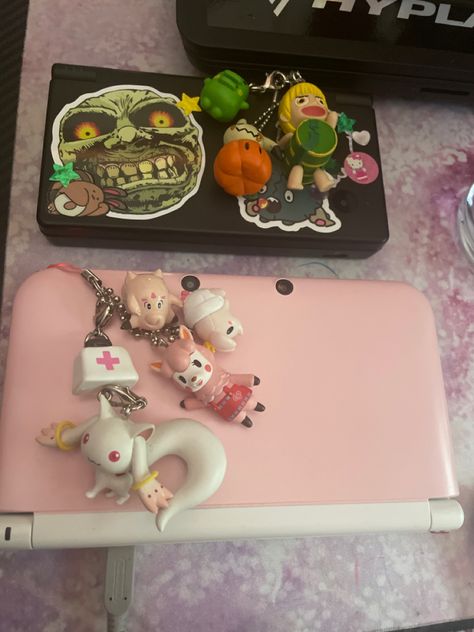 3ds Charms, Phone With Charms, Pink Charms, Video Games Nintendo, Retro Videos, Animal Sketches, Cute Keychain, Nintendo Ds, Ethereal Art