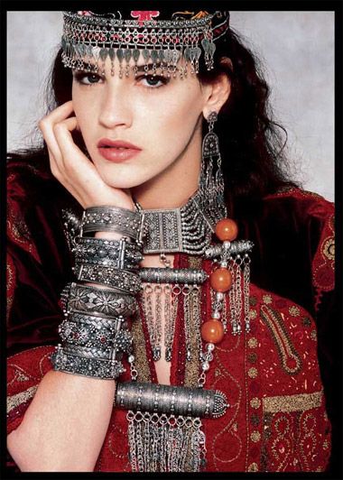 Y e m e n i t e Jewish woman | #yemeni #yemenijewelry #yemeniart Arab Bride, Silver Head Piece, Red Heart Earrings, Jewish Women, Jewish Culture, Filigree Jewelry, Traditional Wedding Dresses, Jewelry Model, Silver Jewelry Rings