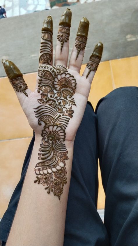 Mehandi Snap, Mehendi Snap, Pakistani Mehndi Design, Simple Hand Henna, Bandage On Hand Dpz, Hand Dpz, Pakistani Mehndi Designs, Modern Mehndi, Diwali Photography