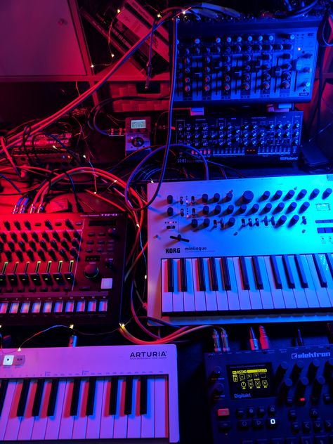 Live analog synth setup Synthesizer Wallpaper, Synthesiser Aesthetic, Dawless Setup, Synthesizer Aesthetic, Synth Setup, Synth Aesthetic, Music Producer Studio, Vinyl Record Furniture, Colored Lighting