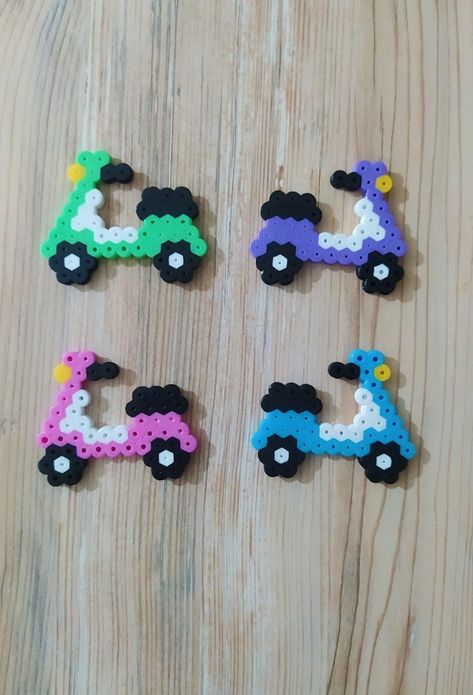 Fuse Bead Keychain Ideas, Hamer Beads Ideas, Iron Bead Art Ideas, Tiny Perler Bead Patterns Easy, Mini Perler Bead Patterns Cute, Iron Beads Ideas Aesthetic, Cute Pearler Bead Designs, Preppy Perler Bead Ideas, Pearler Bead Patterns Easy Cute