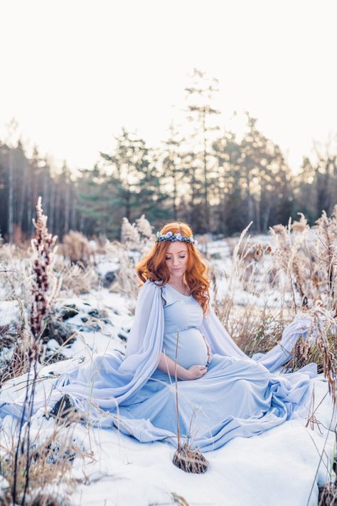 Snow Maternity Photos, Maternity Christmas Pictures, Winter Pregnancy Photoshoot, Winter Maternity Pictures, Winter Maternity Shoot, Maternity Photography Winter, Maternity Winter, Winter Maternity Photos, Maternity Photography Family