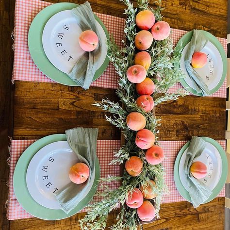 Peach Party Decorations, Peach Bridal Showers, Adult Tea Party, Welcome Baby Party, Peach Decor, Peach Baby Shower, Peach Party, Baby Shower Table Decorations, Gala Ideas