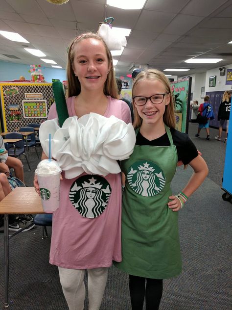 Cute diy Starbucks costume for best friends Diy Starbucks Costume, Girls Duo Halloween Costumes, Costume For Best Friends, Starbucks Worker, Halloween Costumes For Sisters, Starbucks Costume, Princess Aurora Costume, Sibling Halloween Costumes, Queen Halloween Costumes