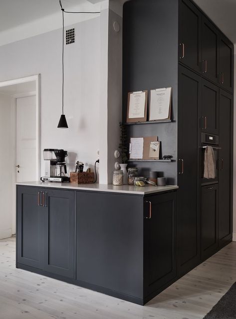 Minimalist Dekor, Black Kitchen Cabinets, Dark Kitchen, Farmhouse Style Kitchen, Kitchen Area, Decor Minimalist, Minimalist Kitchen, Black Kitchens, Kitchen Makeover