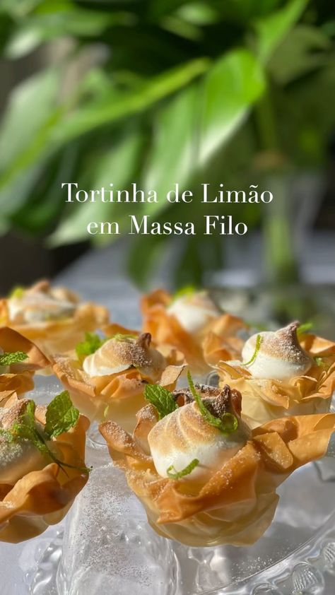 andreapassosgastronomia on Instagram: Tortinha de Limão na Massa Filo! Uma ideia de sobremesa linda, deliciosa e delicada! Querem receita do recheio dessa tortinha? Coloca… Christmas 2022, Finger Foods, Cereal, Cupcake, Tacos, Fruit, Ethnic Recipes, Christmas, On Instagram