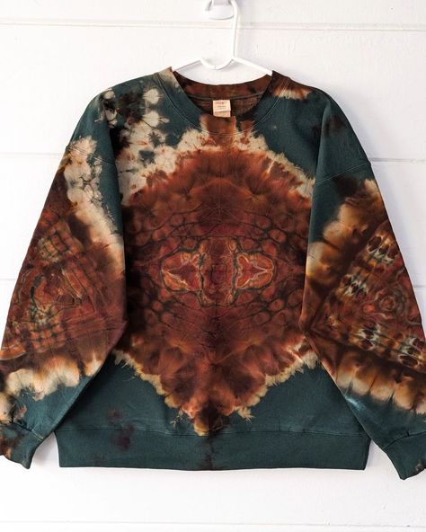 Dark Tie Dye, Aesthetic Male Outfits, Diy Tie Dye Designs, Buy My Clothes, Grunge Chic, Painted Clothes Diy, Upcycle Clothes Diy, Painted Clothes, Ice Dyeing