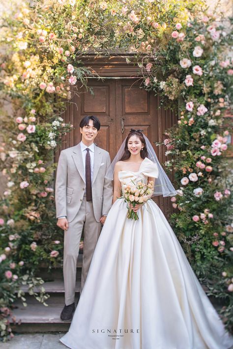 Korean Themed Wedding, Korean American Wedding, Wedding Photo Korean, Wedding Korea Style, Wedding Pelamin, Korean Wedding Photos, Wedding Photo Ideas Korea, Photo Wedding Korea, Cute Korean Wedding Photoshoot