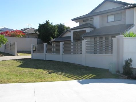 Fencing on white rendered wall Rendered House, Home Development, Rendered Houses, Fence Wall Design, Noise Barrier, Front Fence, Timber Fencing, Driveway Landscaping, Fence Styles