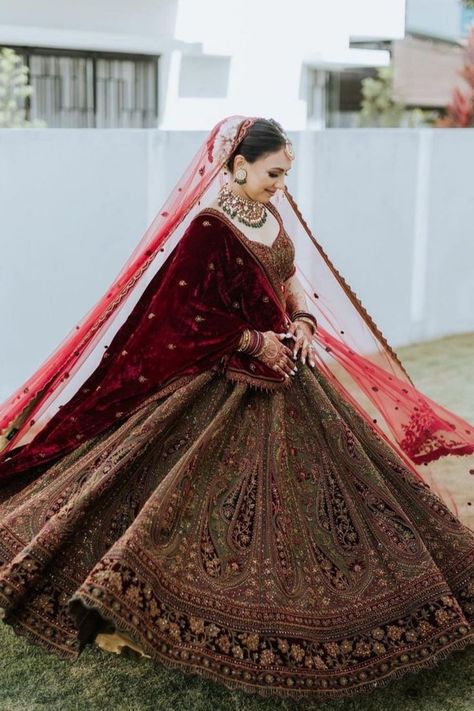 Presenting you latest Bridal Lehengas.From designer bridal lehengas to unique bridal lehengas, we have got variety of lehengas #weddingbazaar#indianwedding #bridallehengacollection #bridallehengared #bridallehengadesigner #bridallehengaindian #bridallehengapink #bridallehengalatest #bridallehengamaroon #bridallehengaunique #bridallehengagolden #bridallehengawhite #bridallehengaorange #bridallehengayellow #bridallehengasimple #bridallehengapastel #bridallehengagreen #bridallehengablue #lehenga Bridal Lehenga Poses, Bridal Lenga Design Latest, Royal Bridal Look Indian, Bridal Lehenga Red Royal, Bridal List, Bride Video, Barat Dress, Lengha Design, Indian Bridal Wear Red