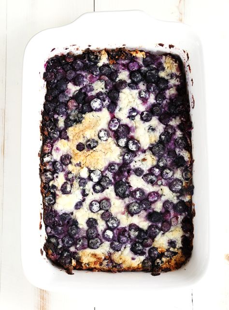 Gluten Free Blueberry Dump Cake—with make your own Gluten Free vanilla cake recipe! Blueberry Dump Cake, Gluten Free Vanilla Cake, Gf Cake, Blueberry Cobbler Recipes, Blueberry Dump Cakes, Cut Recipe, Dump Cakes, Dessert Simple, Gf Baking