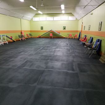 The Canine Coach, owned by head trainer Maureen Haggerty, is the largest dog training school in the Minneapolis-St. Paul area with 5 locations... It's thinner Sports Plus foam tiles lasted for seven years until Haggerty replaced them with firmer and more durable 3/8 inch thick Rubberlock tiles from Greatmats. That same year, she added approximately 2,000 square feet of the Rubberlock tiles to her South Minneapolis facility. Dog Training Area, Dog Stimulation, Dog Training Room Ideas, Indoor Dog Training Room, Dog Training Facility Ideas, Dog Training Facility Layout, Indoor Dog Training Facility, Dog Training Room, Dog Facility