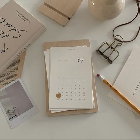 Muji Stationery, Stationery Photography, Calendar Aesthetic, Book Flatlay, Aesthetic Calendar, Table Calendar, Creative Calendar, Diy Calendar, Mini Calendars