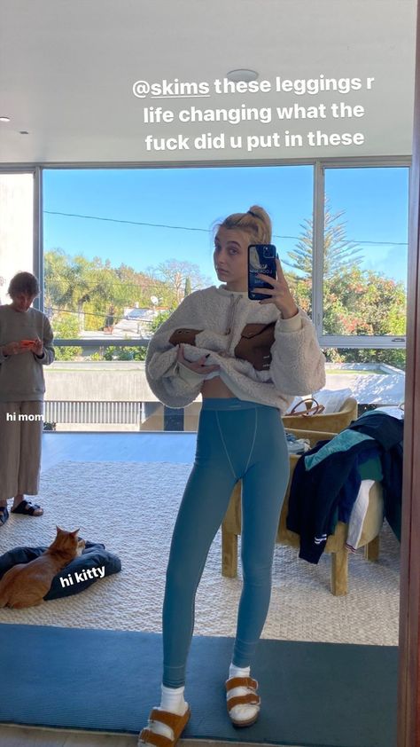 Emma Chamberlain Leggings, Emma Chamberlain Outfit, Emma Chamberlain Outfits, Morning Mood, Emma Chamberlain, Famous Fashion, Parisian Chic, Cozy Outfit, Retro Outfits