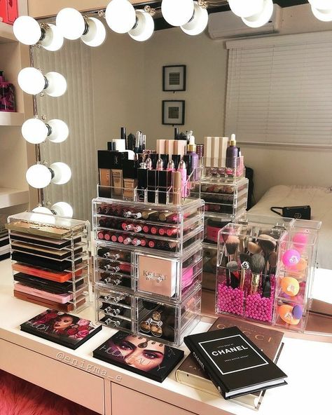 Princess💎 Makeup Room Ideas, Organized Makeup, Diy Makeup Organizer, Rangement Makeup, Penyimpanan Makeup, Makeup Beauty Room, Makeup Station, Makeup Drawer Organization, Makeup Storage Organization