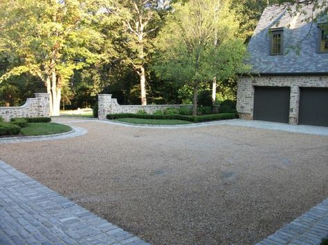 Driveway design of loos stone and cobblestone. This is a great way of creating and interesting change in materials and save some money at the same time. Landscape Edging Stone, Driveway Entrance Landscaping, Stone Driveway, Gravel Driveway, Driveway Entrance, Driveway Design, Driveway Landscaping, Front Courtyard, Pea Gravel