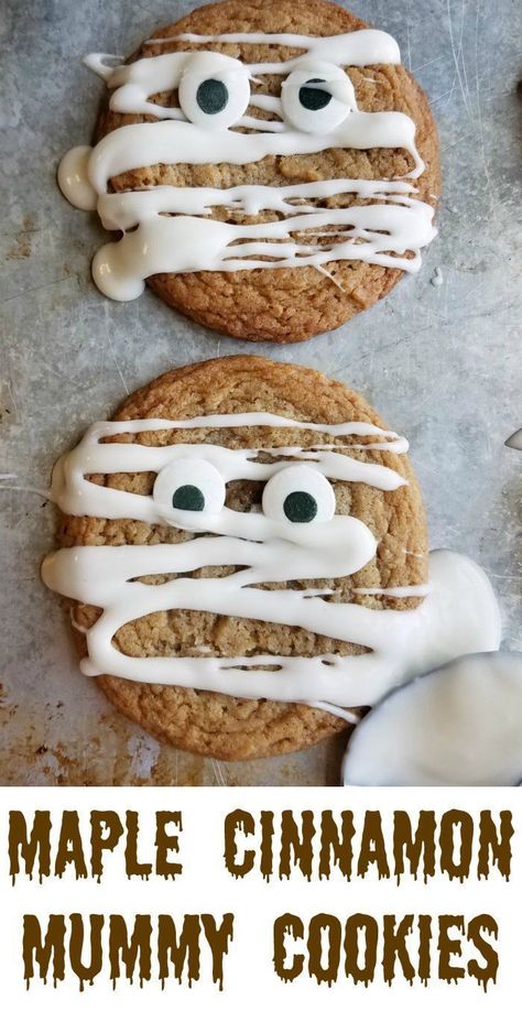 These chewy and delicious maple cinnamon cookies become mummies quickly and easily. They are a perfect Halloween treat! #halloween #cookies #dessert #maple #recipe Party Motto, Mummy Cookies, Halloween Deserts, Recipes Halloween, Halloween Food Dinner, Dessert Halloween, Recetas Halloween, Halloween Cookie Recipes, Halloween Cookies Decorated