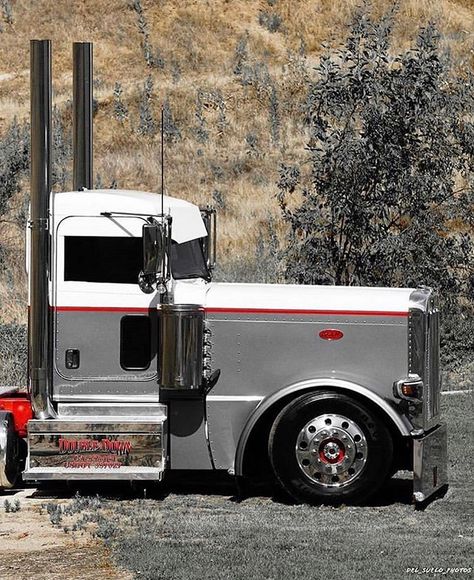 CJ transport looking good 😍#peterbilt #379 #livetheshow Peterbilt 389 Day Cab, Show Trucks Custom Big Rigs, Peterbilt Trucks Custom, Peterbilt 389 Custom, Peterbilt Dump Trucks, 68 Chevelle, Custom Peterbilt, Diesel Pickup Trucks, Peterbilt Truck