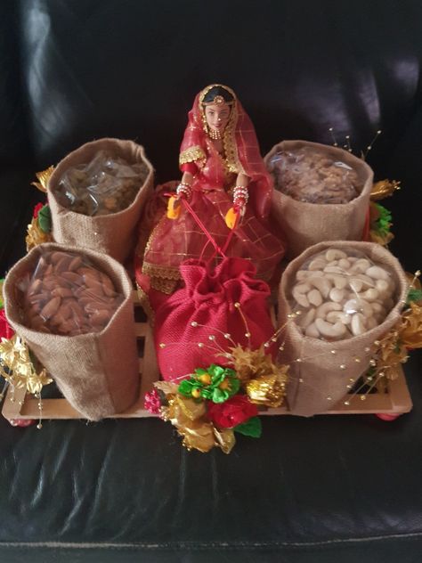 Tilak Gift Decoration, Tilak Ceremony Gift Packing, Lohri Gifts Hampers, Dry Fruits Packing Ideas Gift Wedding, Dry Fruits Packing Ideas Gift, Wedding Platters, Indian Wedding Gifts, Wedding Gift Items, Diwali Gift Hampers