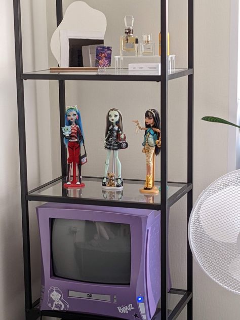 inst @xoxo_bratz Bratz Display, Bratz Room Decor, Y2k Monster High, Bratz Room, Alien Blues, Room Y2k, Barbie Room, Monster High Custom, Bedroom Desk