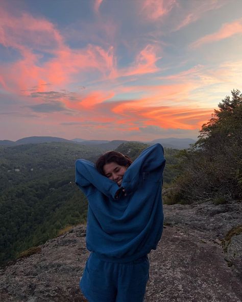 Hiking Instagram Pictures, Ava Jules, Painted Sky, Mountain Pictures, How To Pose, Instagram Inspo, Cute Poses, Insta Photo Ideas, Travel Aesthetic