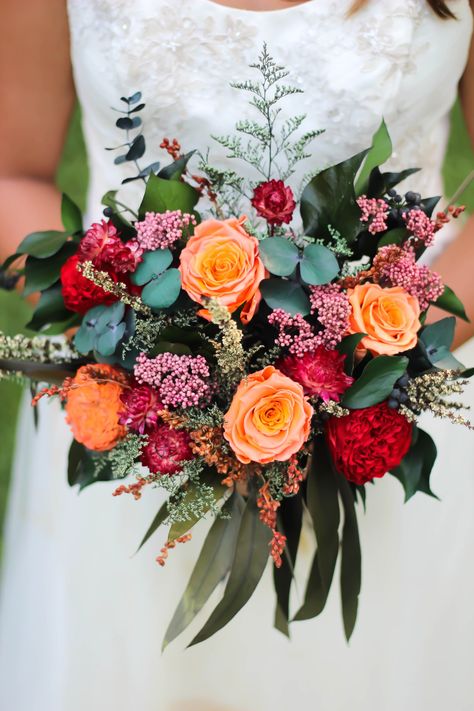 Burgundy And Orange Bouquet, Sunset Fall Wedding, Wedding Flower Arrangements Colorful, Wedding Flower Ideas Fall, Sunset Bouquet Wedding, Orange And Red Wedding Flowers, Bright Autumn Wedding, Orange Bouquet Flowers, Mexican Wedding Bouquet