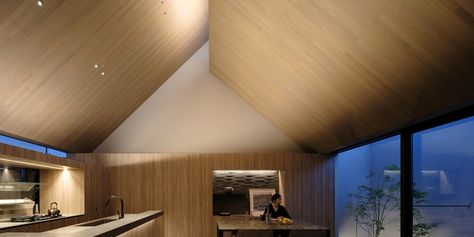 'ESPACE' by apollo architects & associates Apollo Architects, Wood Frame House, Slope Ceiling, Modernist Interior, 2022 Picture, Load Bearing Wall, Clerestory Windows, Courtyard House, City Apartment