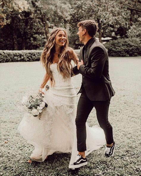 Stormy Wedding, Larry Wedding, Courthouse Wedding Ideas, Fat Bride, Wedding Photo Shoot Ideas, Wedding Vans, Vans Aesthetic, Gatsby Style Wedding, Suits And Sneakers