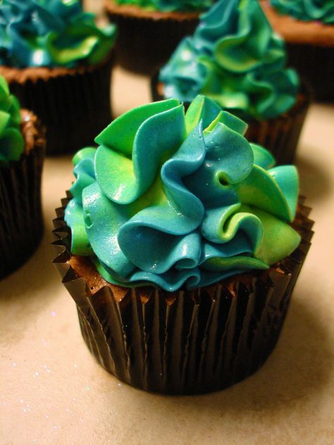 Blue & Green cupcakes by lrnprovince, via Flickr Green Frosting Cupcakes, Rainforest Cupcakes, Lion King Cupcakes, Cake Reference, 13 Cake, Mini Sweets, King Cakes, Swirl Cupcakes, Green Cupcakes