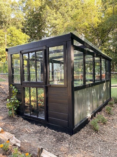 Old Window Greenhouse Plans, Home Greenhouse Diy, Greenhouse Using Old Windows, Greenhouse Plans Old Windows, Diy Greenhouse Old Windows, Things To Do With Old Windows, Greenhouses Made From Old Windows, Pallet Greenhouse Diy, Greenhouse From Old Windows Diy