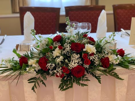 Red Flower Wedding Centerpieces, Red White And Gold Flower Arrangements, Red Flowers Decoration, Red And White Roses Wedding Decor, Red White And Grey Wedding, Red And White Wedding Table Decorations, Red And White Flower Centerpieces, Red And White Roses Wedding, Wedding Decor Red Roses