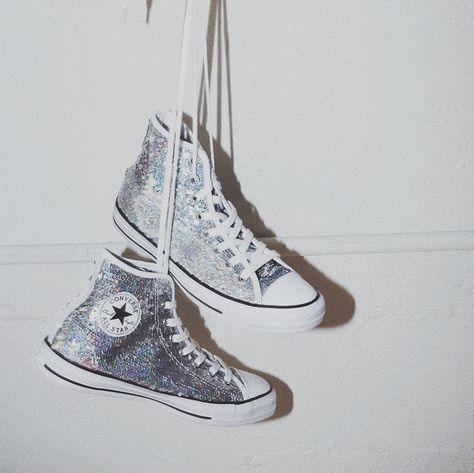 converse, sparkly, silver, glitter, roger Taylor, queen, fashion, clothing, shoes, aesthetic Sparkly Converse Outfit, Silver Sparkly Converse, Silver Glitter Converse, Sparkle Converse Shoes, Platform Converse Glitter, Converse For Prom, Elton John Concert Outfit Women, Uf Aesthetic, Converse Inspiration