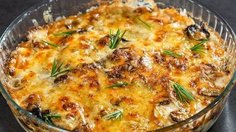 Easy Mushroom & Potato Pie Recipe Tuna And Capers, Tuna And Pasta, Potato Mushroom Recipe, Potato And Mushroom, Mushroom Potato, Vermicelli Pasta, Potato Pie Recipe, Red Potato, Mushroom Pie