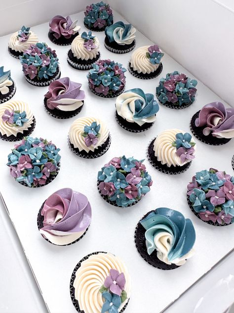 Blue Purple Cupcakes, Blue And Purple Party Theme, Purple Blue Wedding Cake, Purple And Blue Cupcakes, Purple Wedding Cupcakes, Blue Wedding Cupcakes, Blue Birthday Themes, Wedding Cakes One Tier, Bday Cupcakes