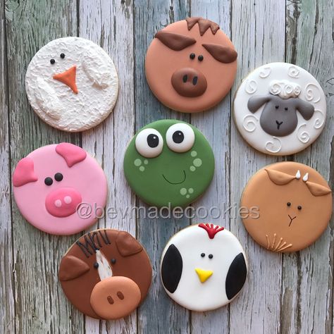 Farm animals. #birthdaycookies #littlebluetruckcookies #kidsbirthday Farm Animal Decorated Cookies, Royal Icing Cookies Animals, Sheep Cookies Decorated, Farm Animal Cookies Decorated, Animal Royal Icing Cookies, Farm Cookies Decorated, Pig Sugar Cookies, Cat Sugar Cookies, Farm Animal Cookies