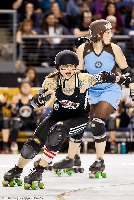 Roller Derby Clothes, Form Inspiration, Roller Skating Outfits, Roller Derby Skates, Roller Derby Girls, Derby Girl, Roller Girl, Burton Snowboards, Skating Outfits