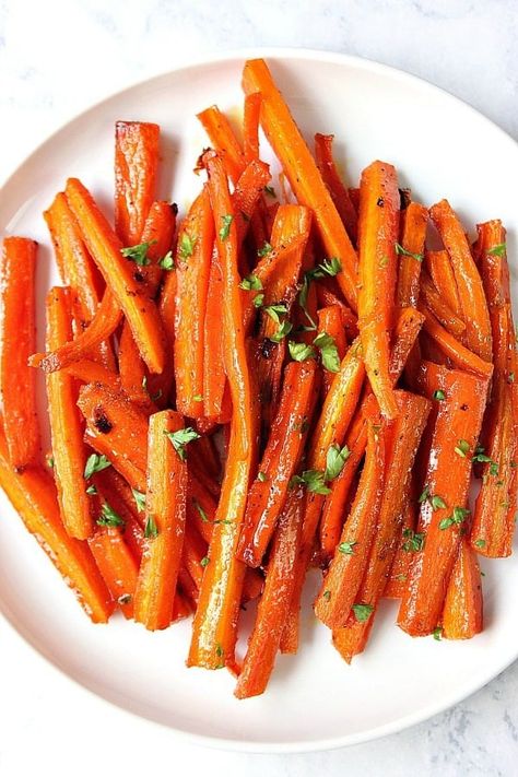 Brown Sugar Roasted Carrots - sweet and garlicky carrots roasted to perfection! The easiest and most delicious way to enjoy this vegetable! Easy Holiday Dinner Recipes, Brown Sugar Roasted Carrots, Brown Sugar Carrots, Cauliflower Cakes, Sugar Carrots, Glazed Carrots Recipe, Food Sides, Recipes Sides, Roasted Carrots Recipe