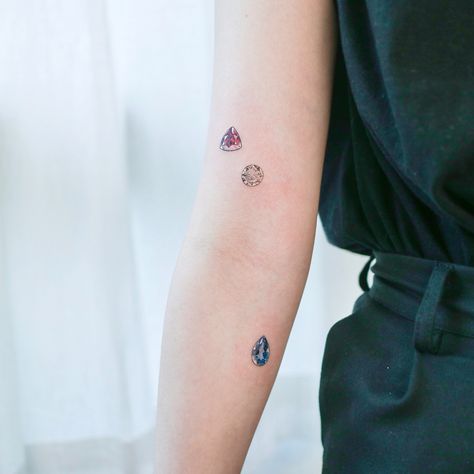 family birthstone( garnet , diamond , sapphire ) Ruby Tattoo Ideas, Artful Tattoos, Baby Hand Tattoo, Ruby Tattoo, Colorful Butterfly Tattoo, Tiny Flower Tattoos, Mini Tats, Gem Tattoo, C Tattoo