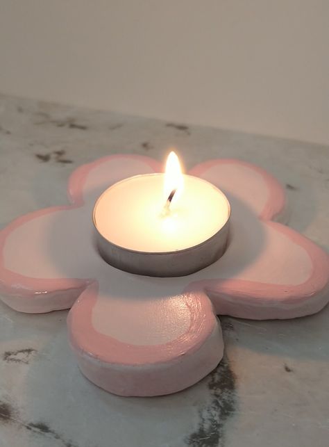 Easy and cute DIY made with crayola air dry clay and acrylic paint. 💕 (original photo and art by Smiling Unicorn) Fimo Clay Candle Holder, Air Dry Clay Tealight Holder, Air Dry Clay Photo Holder, Easy Air Dry Clay Ideas, Air Dry Clay Candle Holder, Tea Lights Diy, Crayola Air Dry Clay, Clay Candle Holders, Clay Inspo