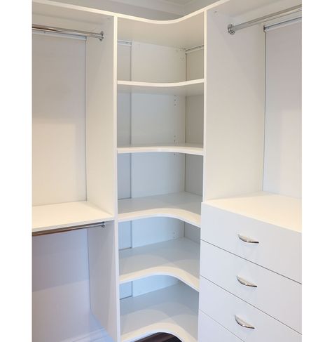 Walk In Wardrobe Ideas For Small Spaces, Mini Walk In Closet Design, Small Corner Wardrobe Closet, Corner Walk In Wardrobe Ideas, Corner Bedroom Cupboard Ideas, Wardrobe In Corner, Mini Walkin Closet, Built In Wardrobe Ideas For Small Rooms, Walk In Wardrobe Small Space