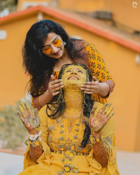 bride poses Haldi Function Poses, Haldi Ceremony Poses For Bride, Haldi Ceremony Poses, Bride Haldi Poses, Single Bride Poses, Bride Poses Indian, Function Poses, Haldi Photoshoot Poses, Sisters Photography Poses