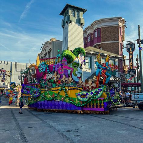 One last Mardi Gras trip to Universal Orlando for 2024! The Mardi Gras season came to a close this weekend, which means it is getting closer to Halloween Horror Nights 👻 📍 Universal Orlando Resort 😋 Pumpkin Juice Sipper and Pastelitos de Guayaba #universal #universalorlando #islandsofadventure #universalstudios #mardigras #orlando #visitorlando #orlandoblogger #universalblogger Mardi Gras Universal Orlando, Horror Nights Universal, Pumpkin Juice, Visit Orlando, Universal Orlando Resort, Horror Nights, Halloween Horror Nights, Islands Of Adventure, Universal Orlando