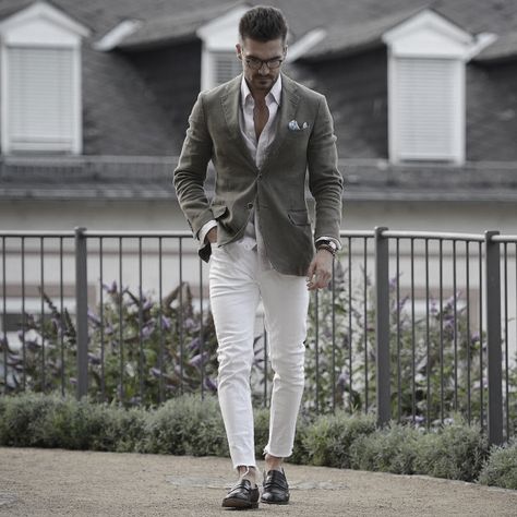 Style Business Casual Outfits Olive Green Blazer With White Pants Looks Men Green Blazer White Pants, White Outfit For Men, Men's Business Outfits, Jeans Outfit Men, Chique Outfit, White Jeans Men, White Jeans Outfit, Green Blazer, Closet Essentials