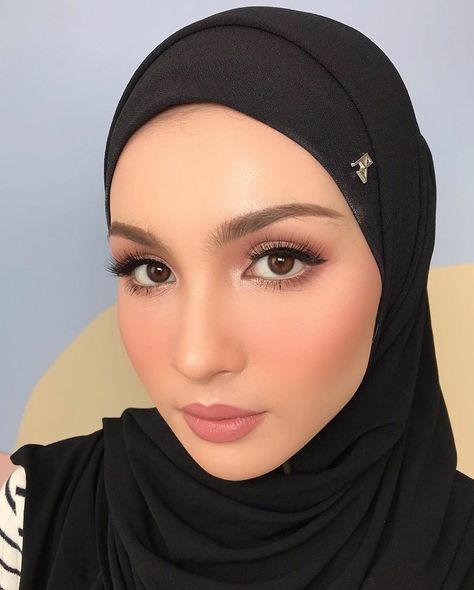 Make Up Bridesmaid Hijab, Makeup Bridesmaid Hijab, Makeup Bridesmaid Natural, Makeup Nikah, Western Makeup, Bride Makeup Natural, Graduation Inspiration, Moodboard Wedding, Hijab Ideas