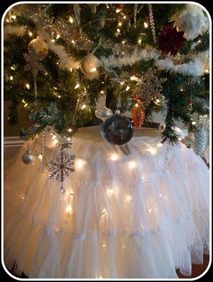 Beautiful Tree - Miss Flibbertigibbet. She used a petticoat for the tree skirt! Neat idea! Christmas Tree With Lights, Tree With Lights, Cowboy Christmas, Chopping Block, Christmas Time Is Here, Have Inspiration, Light Night, Navidad Diy, Christmas White